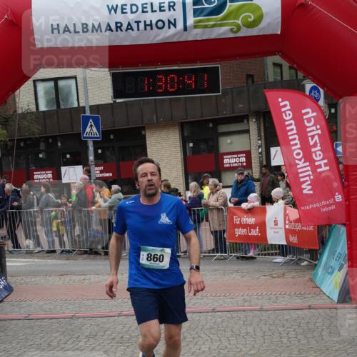 04.05.2025 - 8. Wedeler Halbmarathon Felixshl http://msf.ph/oto/7817504 04.05.2025 11:30:39 Ziel 846, 860 meine-sportfotos.de