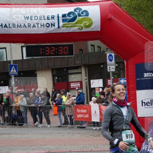 04.05.2025 - 8. Wedeler Halbmarathon Felixshl http://msf.ph/oto/7817668 04.05.2025 11:32:28 Ziel 236, 910, 1027 meine-sportfotos.de