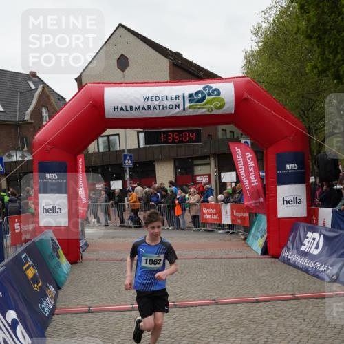 04.05.2025 - 8. Wedeler Halbmarathon Felixshl http://msf.ph/oto/7817942 04.05.2025 11:35:02 Ziel 755, 793, 822, 823 meine-sportfotos.de