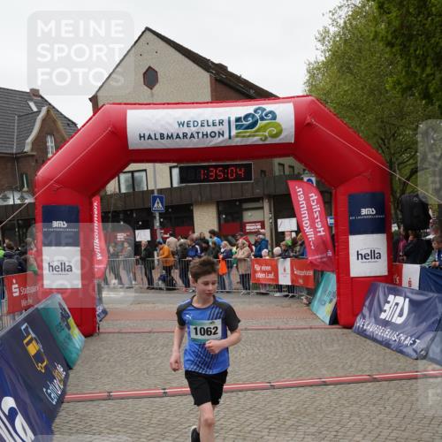 04.05.2025 - 8. Wedeler Halbmarathon Felixshl http://msf.ph/oto/7817943 04.05.2025 11:35:02 Ziel 755, 793, 822, 823 meine-sportfotos.de