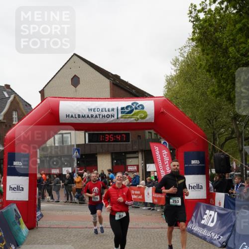 04.05.2025 - 8. Wedeler Halbmarathon Felixshl http://msf.ph/oto/7818016 04.05.2025 11:35:45 Ziel 87, 202, 753, 775, 1132 meine-sportfotos.de