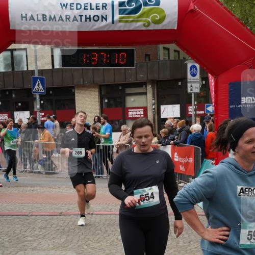 04.05.2025 - 8. Wedeler Halbmarathon Felixshl http://msf.ph/oto/7818141 04.05.2025 11:37:08 Ziel 265, 594, 654, 885, 894, 949, 1141 meine-sportfotos.de