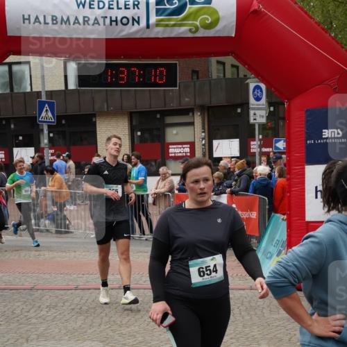 04.05.2025 - 8. Wedeler Halbmarathon Felixshl http://msf.ph/oto/7818142 04.05.2025 11:37:08 Ziel 265, 594, 654, 885, 894, 949, 1141 meine-sportfotos.de
