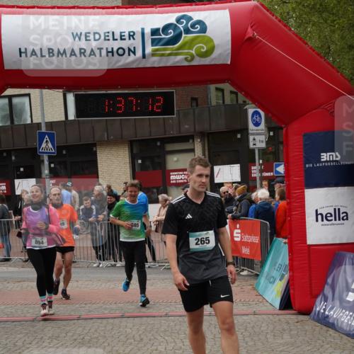 04.05.2025 - 8. Wedeler Halbmarathon Felixshl http://msf.ph/oto/7818144 04.05.2025 11:37:10 Ziel 265, 654, 885, 894, 949 meine-sportfotos.de