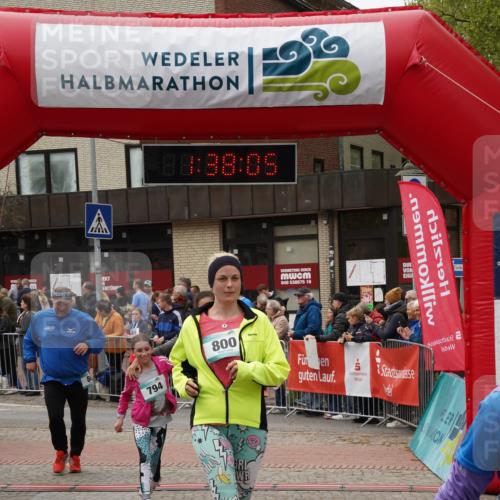 04.05.2025 - 8. Wedeler Halbmarathon Felixshl http://msf.ph/oto/7818220 04.05.2025 11:38:03 Ziel 86, 794, 795, 800, 838, 1194 meine-sportfotos.de