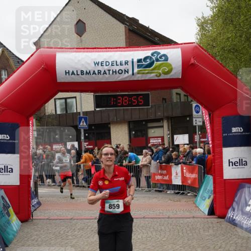 04.05.2025 - 8. Wedeler Halbmarathon Felixshl http://msf.ph/oto/7818326 04.05.2025 11:38:53 Ziel 669, 859 meine-sportfotos.de
