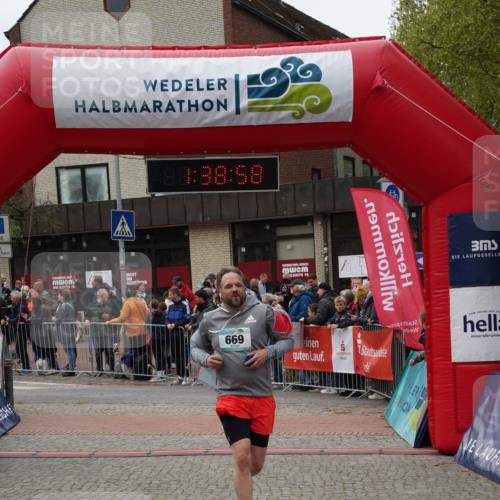 04.05.2025 - 8. Wedeler Halbmarathon Felixshl http://msf.ph/oto/7818329 04.05.2025 11:38:56 Ziel 669, 859 meine-sportfotos.de