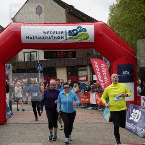 04.05.2025 - 8. Wedeler Halbmarathon Felixshl http://msf.ph/oto/7818353 04.05.2025 11:39:08 Ziel 72, 73, 170, 493, 496, 592, 620, 835, 1047, 1049 meine-sportfotos.de