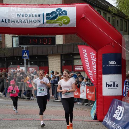 04.05.2025 - 8. Wedeler Halbmarathon Felixshl http://msf.ph/oto/7818505 04.05.2025 11:41:01 Ziel 472, 512, 953, 954, 1138 meine-sportfotos.de
