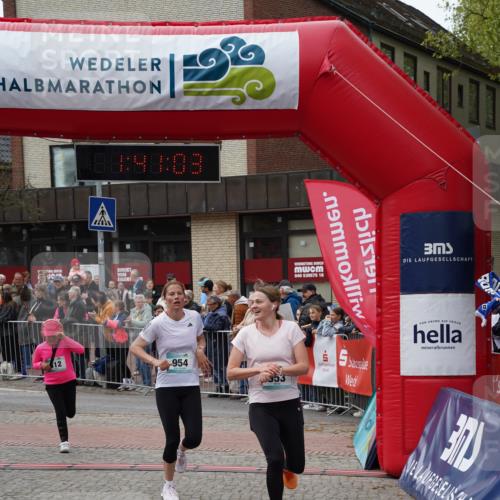 04.05.2025 - 8. Wedeler Halbmarathon Felixshl http://msf.ph/oto/7818506 04.05.2025 11:41:01 Ziel 472, 512, 953, 954, 1138 meine-sportfotos.de