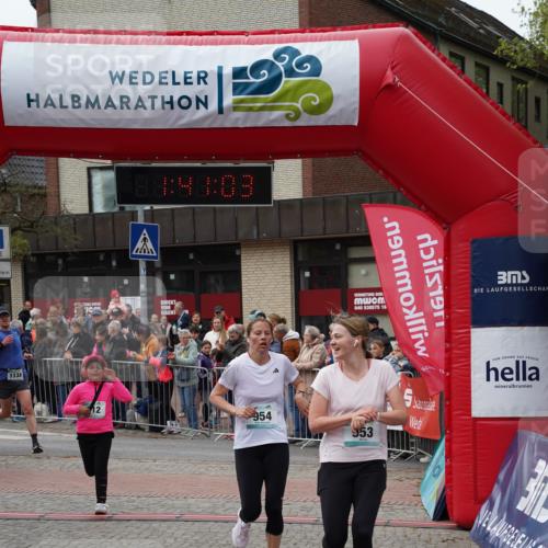 04.05.2025 - 8. Wedeler Halbmarathon Felixshl http://msf.ph/oto/7818508 04.05.2025 11:41:01 Ziel 472, 512, 953, 954, 1138 meine-sportfotos.de