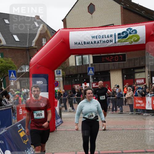 04.05.2025 - 8. Wedeler Halbmarathon Felixshl http://msf.ph/oto/7818600 04.05.2025 11:42:05 Ziel 116, 191, 365, 389, 681, 1051, 1142 meine-sportfotos.de