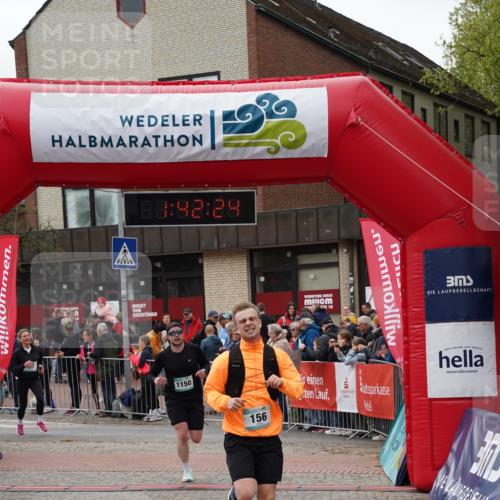 04.05.2025 - 8. Wedeler Halbmarathon Felixshl http://msf.ph/oto/7818622 04.05.2025 11:42:22 Ziel 156, 157, 258, 1150 meine-sportfotos.de