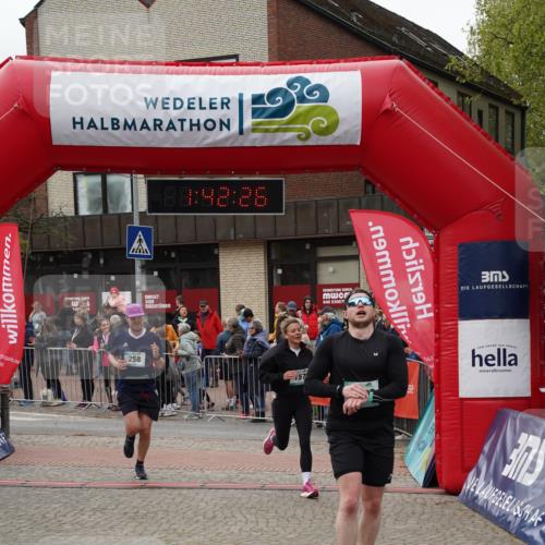 04.05.2025 - 8. Wedeler Halbmarathon Felixshl http://msf.ph/oto/7818628 04.05.2025 11:42:24 Ziel 156, 157, 258, 1150 meine-sportfotos.de