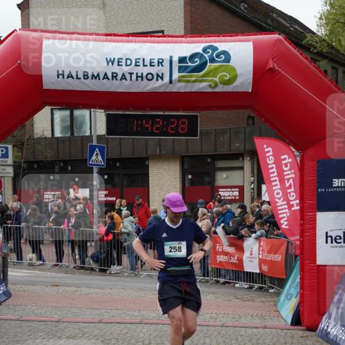 04.05.2025 - 8. Wedeler Halbmarathon Felixshl http://msf.ph/oto/7818630 04.05.2025 11:42:26 Ziel 156, 157, 258, 1150 meine-sportfotos.de