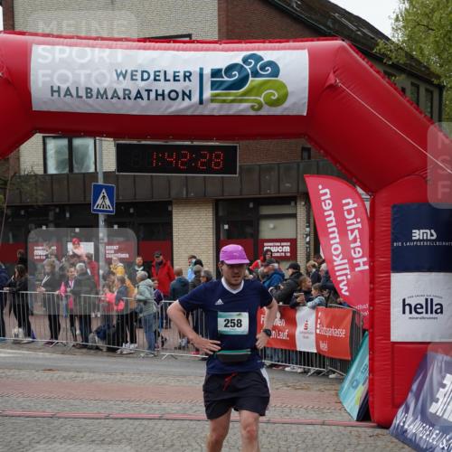 04.05.2025 - 8. Wedeler Halbmarathon Felixshl http://msf.ph/oto/7818631 04.05.2025 11:42:26 Ziel 156, 157, 258, 1150 meine-sportfotos.de