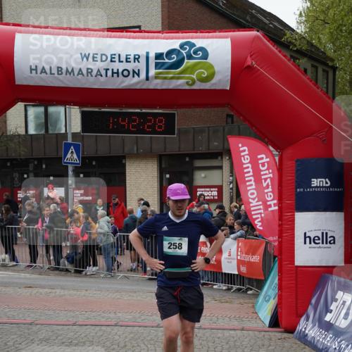 04.05.2025 - 8. Wedeler Halbmarathon Felixshl http://msf.ph/oto/7818632 04.05.2025 11:42:26 Ziel 156, 157, 258, 1150 meine-sportfotos.de