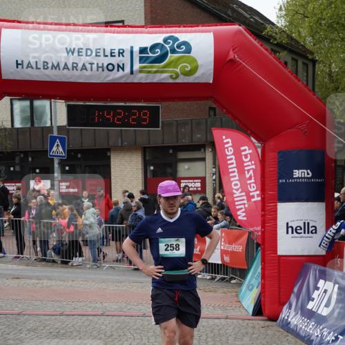 04.05.2025 - 8. Wedeler Halbmarathon Felixshl http://msf.ph/oto/7818634 04.05.2025 11:42:27 Ziel 156, 157, 258, 1150 meine-sportfotos.de