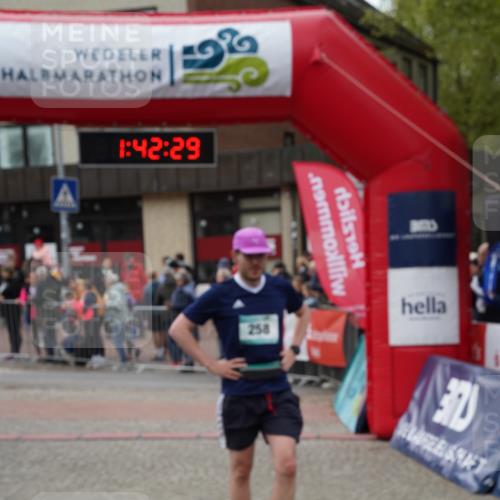 04.05.2025 - 8. Wedeler Halbmarathon Felixshl http://msf.ph/oto/7818635 04.05.2025 11:42:27 Ziel 156, 157, 258, 1150 meine-sportfotos.de