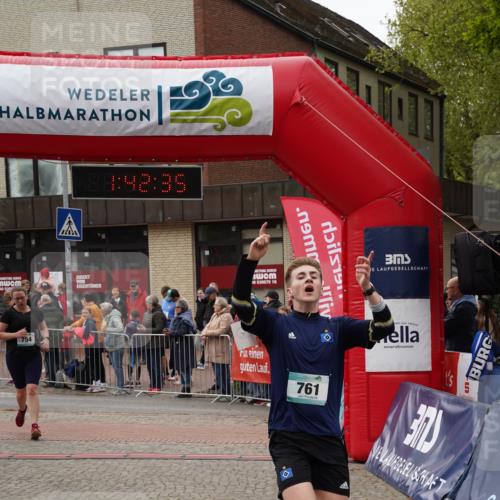 04.05.2025 - 8. Wedeler Halbmarathon Felixshl http://msf.ph/oto/7818640 04.05.2025 11:42:33 Ziel 754, 761 meine-sportfotos.de