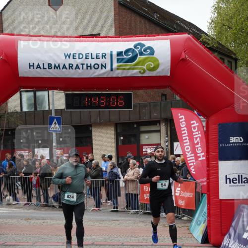 04.05.2025 - 8. Wedeler Halbmarathon Felixshl http://msf.ph/oto/7818677 04.05.2025 11:43:04 Ziel 54, 724, 824 meine-sportfotos.de