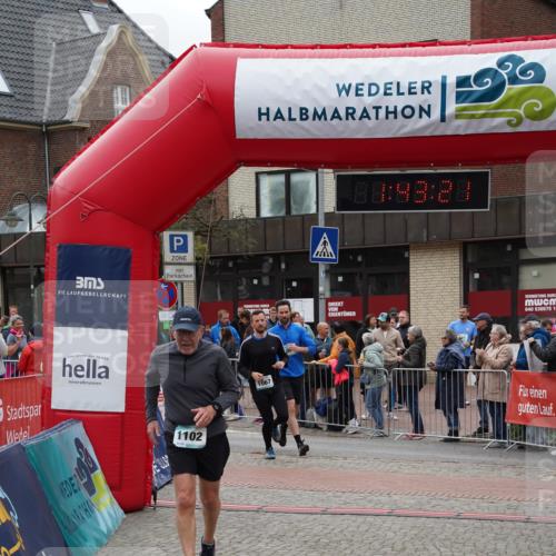 04.05.2025 - 8. Wedeler Halbmarathon Felixshl http://msf.ph/oto/7818691 04.05.2025 11:43:19 Ziel 1066, 1067, 1102 meine-sportfotos.de