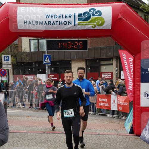 04.05.2025 - 8. Wedeler Halbmarathon Felixshl http://msf.ph/oto/7818699 04.05.2025 11:43:23 Ziel 14, 1066, 1067, 1102 meine-sportfotos.de