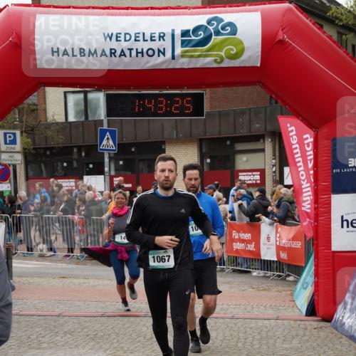 04.05.2025 - 8. Wedeler Halbmarathon Felixshl http://msf.ph/oto/7818700 04.05.2025 11:43:23 Ziel 14, 1066, 1067, 1102 meine-sportfotos.de