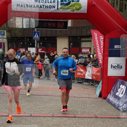 04.05.2025 - 8. Wedeler Halbmarathon Felixshl http://msf.ph/oto/7818808 04.05.2025 11:44:29 Ziel 399, 425 meine-sportfotos.de