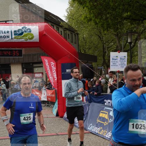04.05.2025 - 8. Wedeler Halbmarathon Felixshl http://msf.ph/oto/7818814 04.05.2025 11:44:33 Ziel 399, 425 meine-sportfotos.de