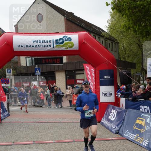 04.05.2025 - 8. Wedeler Halbmarathon Felixshl http://msf.ph/oto/7818834 04.05.2025 11:44:45 Ziel 39, 209 meine-sportfotos.de