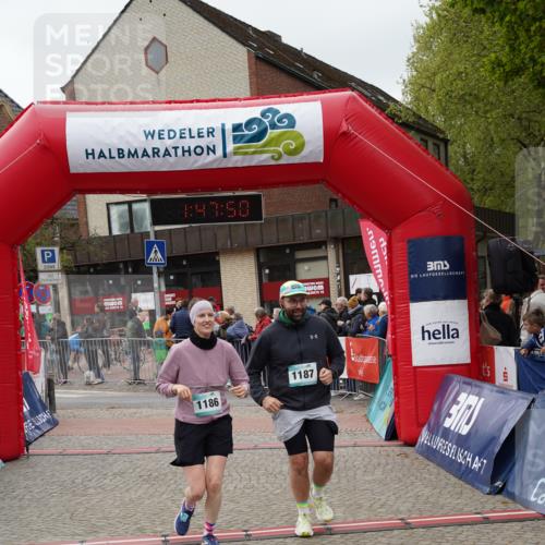 04.05.2025 - 8. Wedeler Halbmarathon Felixshl http://msf.ph/oto/7819102 04.05.2025 11:47:48 Ziel 1186, 1187 meine-sportfotos.de