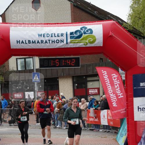04.05.2025 - 8. Wedeler Halbmarathon Felixshl http://msf.ph/oto/7819880 04.05.2025 11:51:40 Ziel 64, 739, 740 meine-sportfotos.de