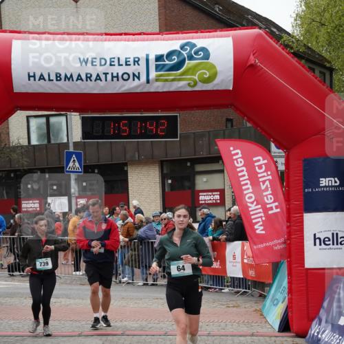 04.05.2025 - 8. Wedeler Halbmarathon Felixshl http://msf.ph/oto/7819882 04.05.2025 11:51:40 Ziel 64, 739, 740 meine-sportfotos.de