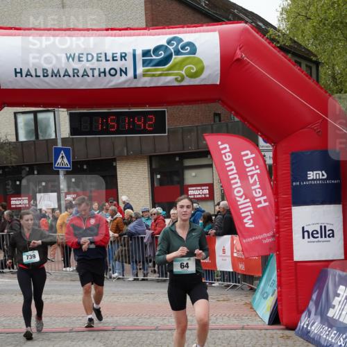 04.05.2025 - 8. Wedeler Halbmarathon Felixshl http://msf.ph/oto/7819883 04.05.2025 11:51:40 Ziel 64, 739, 740 meine-sportfotos.de