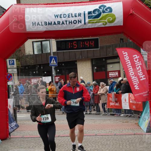 04.05.2025 - 8. Wedeler Halbmarathon Felixshl http://msf.ph/oto/7819886 04.05.2025 11:51:42 Ziel 64, 739, 740 meine-sportfotos.de