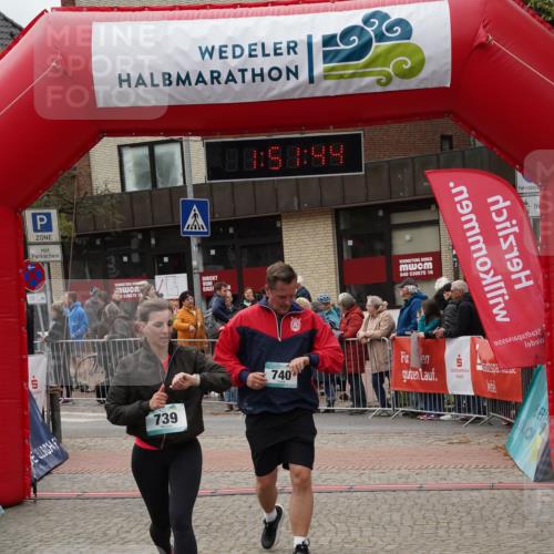 04.05.2025 - 8. Wedeler Halbmarathon Felixshl http://msf.ph/oto/7819887 04.05.2025 11:51:42 Ziel 64, 739, 740 meine-sportfotos.de
