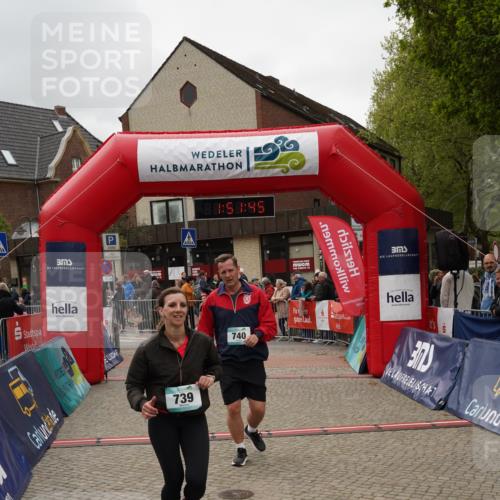 04.05.2025 - 8. Wedeler Halbmarathon Felixshl http://msf.ph/oto/7819890 04.05.2025 11:51:43 Ziel 64, 739, 740 meine-sportfotos.de