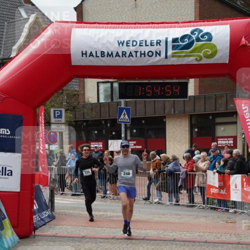 04.05.2025 - 8. Wedeler Halbmarathon Felixshl http://msf.ph/oto/7820114 04.05.2025 11:54:52 Ziel 248, 719, 720 meine-sportfotos.de