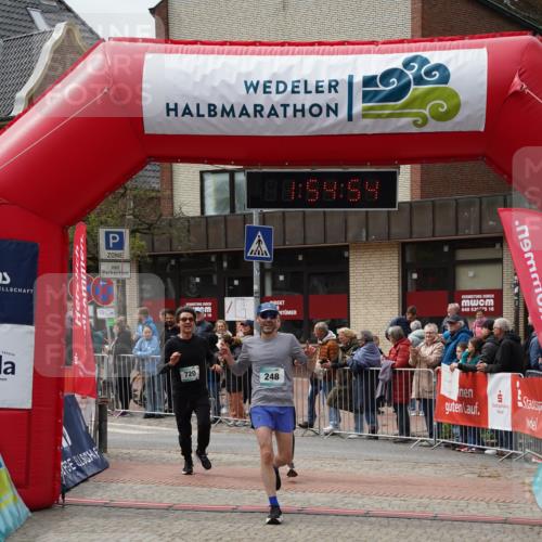 04.05.2025 - 8. Wedeler Halbmarathon Felixshl http://msf.ph/oto/7820115 04.05.2025 11:54:52 Ziel 248, 719, 720 meine-sportfotos.de