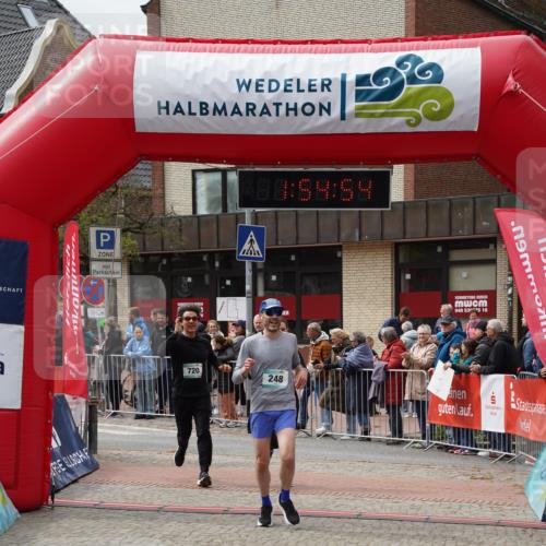 04.05.2025 - 8. Wedeler Halbmarathon Felixshl http://msf.ph/oto/7820116 04.05.2025 11:54:52 Ziel 248, 719, 720 meine-sportfotos.de