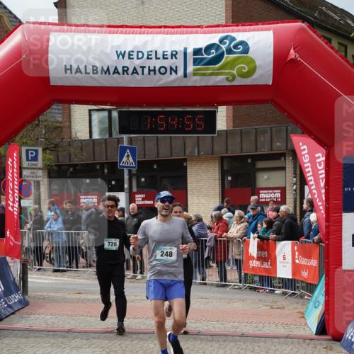 04.05.2025 - 8. Wedeler Halbmarathon Felixshl http://msf.ph/oto/7820120 04.05.2025 11:54:53 Ziel 248, 719, 720 meine-sportfotos.de