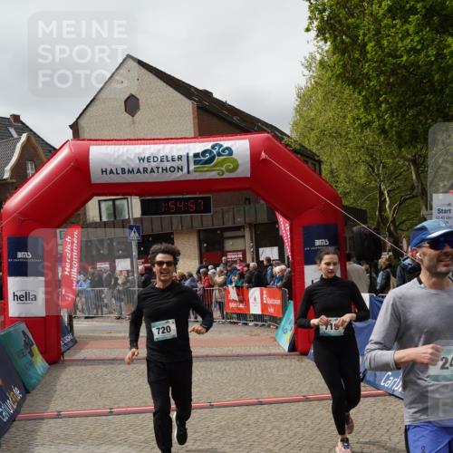 04.05.2025 - 8. Wedeler Halbmarathon Felixshl http://msf.ph/oto/7820124 04.05.2025 11:54:55 Ziel 248, 719, 720 meine-sportfotos.de