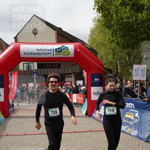 04.05.2025 - 8. Wedeler Halbmarathon Felixshl http://msf.ph/oto/7820128 04.05.2025 11:54:56 Ziel 240, 248, 429, 719, 720 meine-sportfotos.de