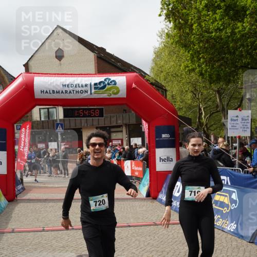 04.05.2025 - 8. Wedeler Halbmarathon Felixshl http://msf.ph/oto/7820129 04.05.2025 11:54:56 Ziel 240, 248, 429, 719, 720 meine-sportfotos.de