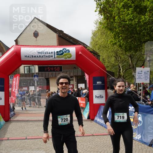 04.05.2025 - 8. Wedeler Halbmarathon Felixshl http://msf.ph/oto/7820130 04.05.2025 11:54:56 Ziel 240, 248, 429, 719, 720 meine-sportfotos.de