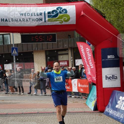 04.05.2025 - 8. Wedeler Halbmarathon Felixshl http://msf.ph/oto/7820164 04.05.2025 11:55:10 Ziel 381, 842 meine-sportfotos.de