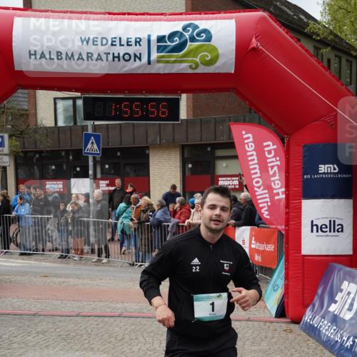 04.05.2025 - 8. Wedeler Halbmarathon Felixshl http://msf.ph/oto/7820202 04.05.2025 11:55:54 Ziel 1, 676 meine-sportfotos.de