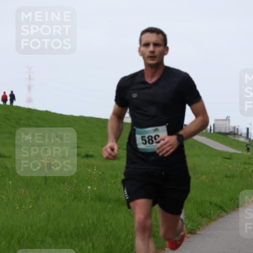 04.05.2025 - 8. Wedeler Halbmarathon Yannick Fuchs http://msf.ph/oto/7820454 04.05.2025 11:08:17 Laufen 589 meine-sportfotos.de