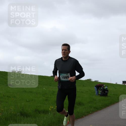 04.05.2025 - 8. Wedeler Halbmarathon Yannick Fuchs http://msf.ph/oto/7820898 04.05.2025 11:09:25 Laufen 1095 meine-sportfotos.de